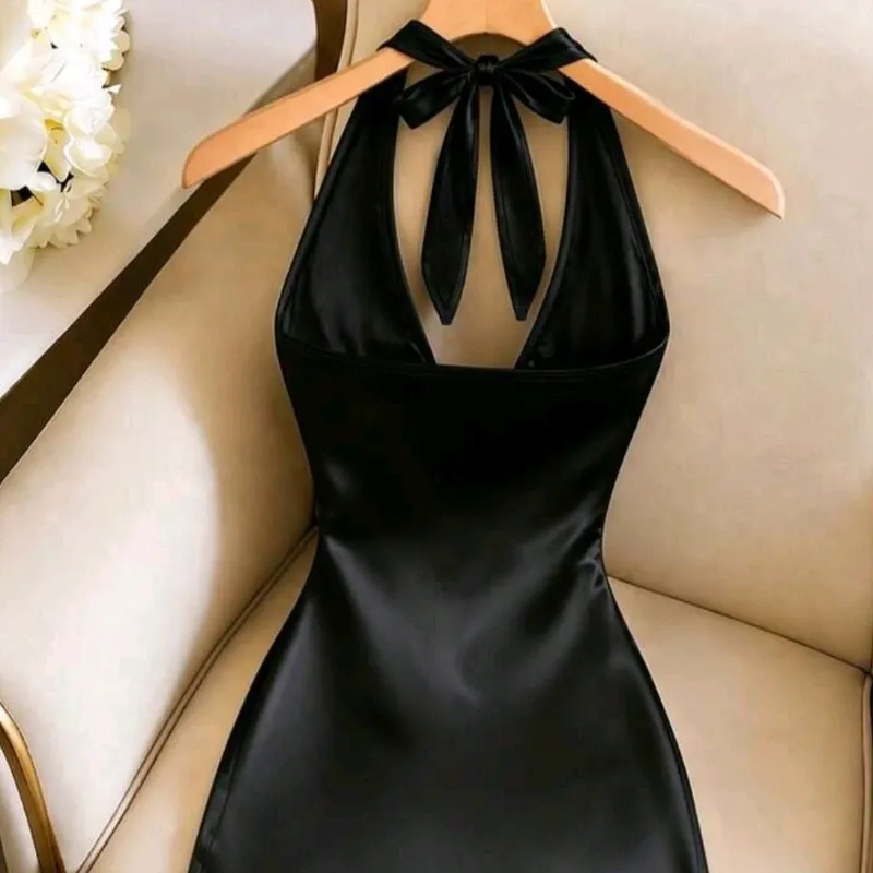 Vestido negro de pico y amarre al cuello. Escote Pronunciado