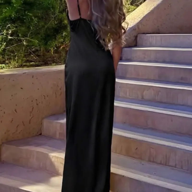 Vestido negro satinado de salir con bordados