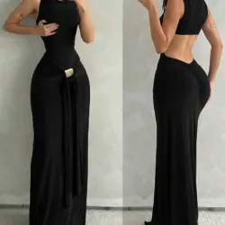 Vestido negto elegante con diseño dorado y parte de atrás con abertura en cintura