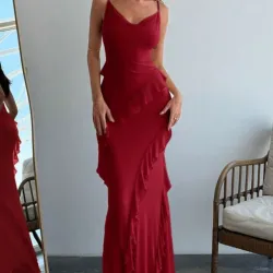 Vestido rojo largo elegante con vuelos