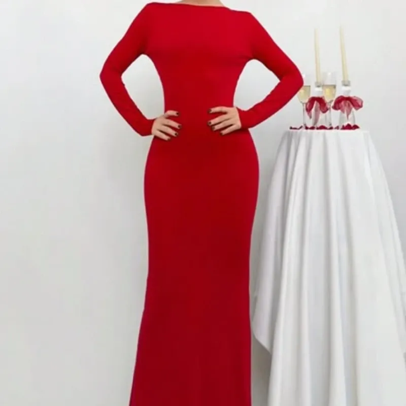 Vestido rojo mangas largas y esparda descubiert