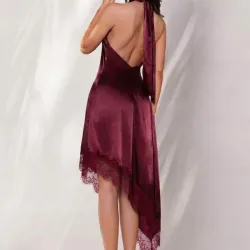Vestido rojo vino elegante con encajes pico y recogido al cuello