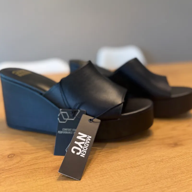 Plataformas negras elegantes modernas