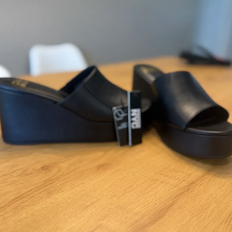 Plataformas negras elegantes modernas
