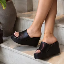 Plataformas negras elegantes modernas