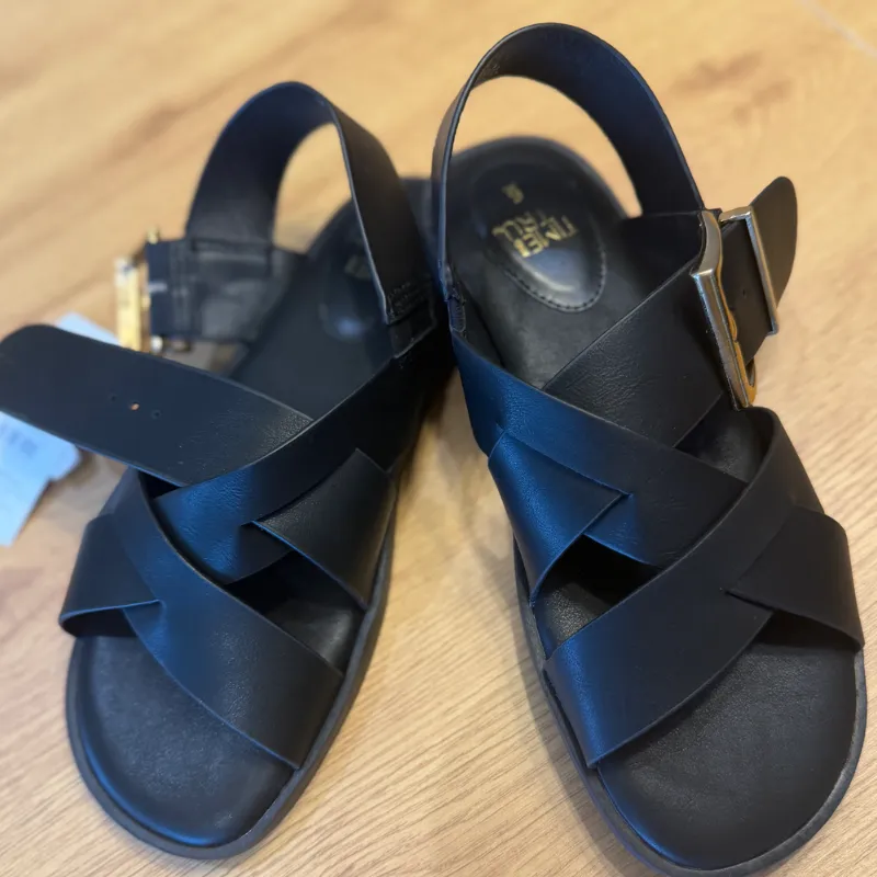 Sandalia negra Con hebilla