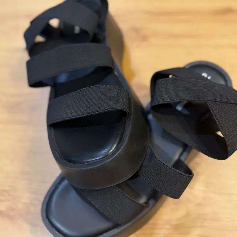 Sandalias de plataforma con correas elásticas