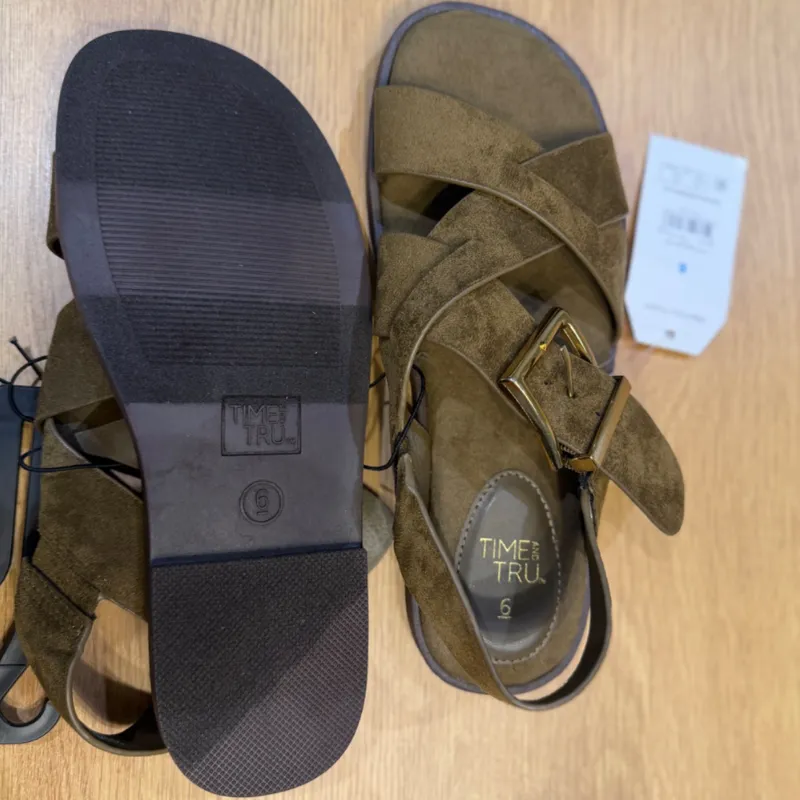 Sandalias de tiras cruzadas en tono olivo. Sandalias de tiras cruzadas en tono olivo.