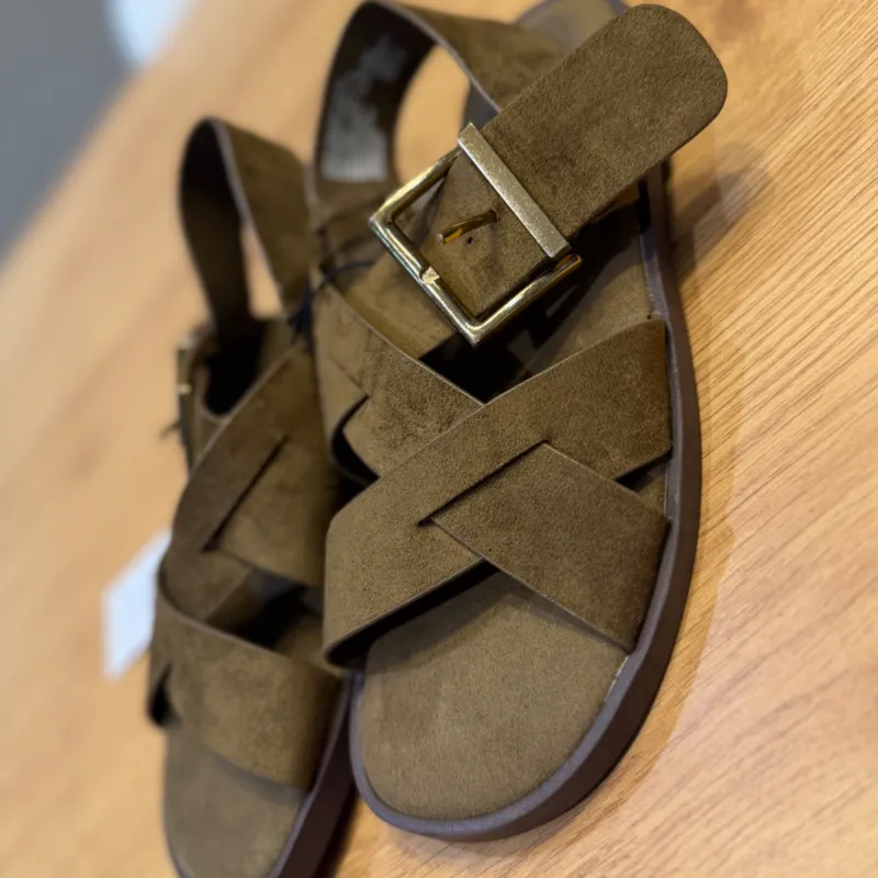 Sandalias de tiras cruzadas en tono olivo. Sandalias de tiras cruzadas en tono olivo.
