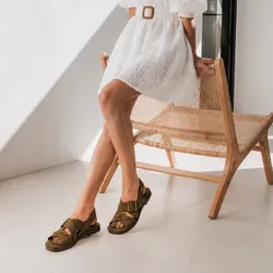 Sandalias de tiras cruzadas en tono olivo.  Sandalias de tiras cruzadas en tono olivo.