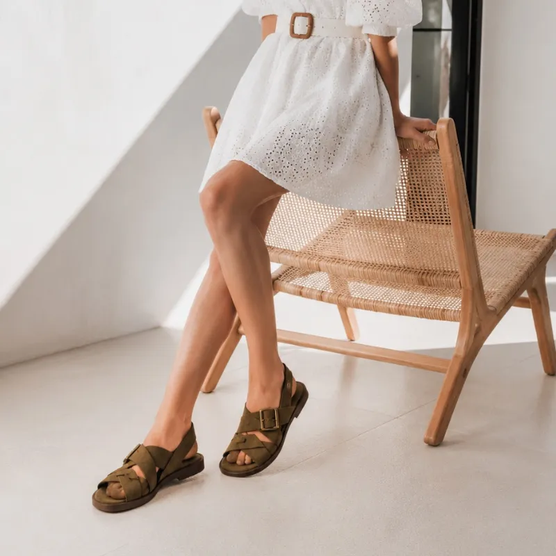 Sandalias de tiras cruzadas en tono olivo. Sandalias de tiras cruzadas en tono olivo.