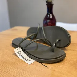 Sandalias minimalistas tipo flip-flop