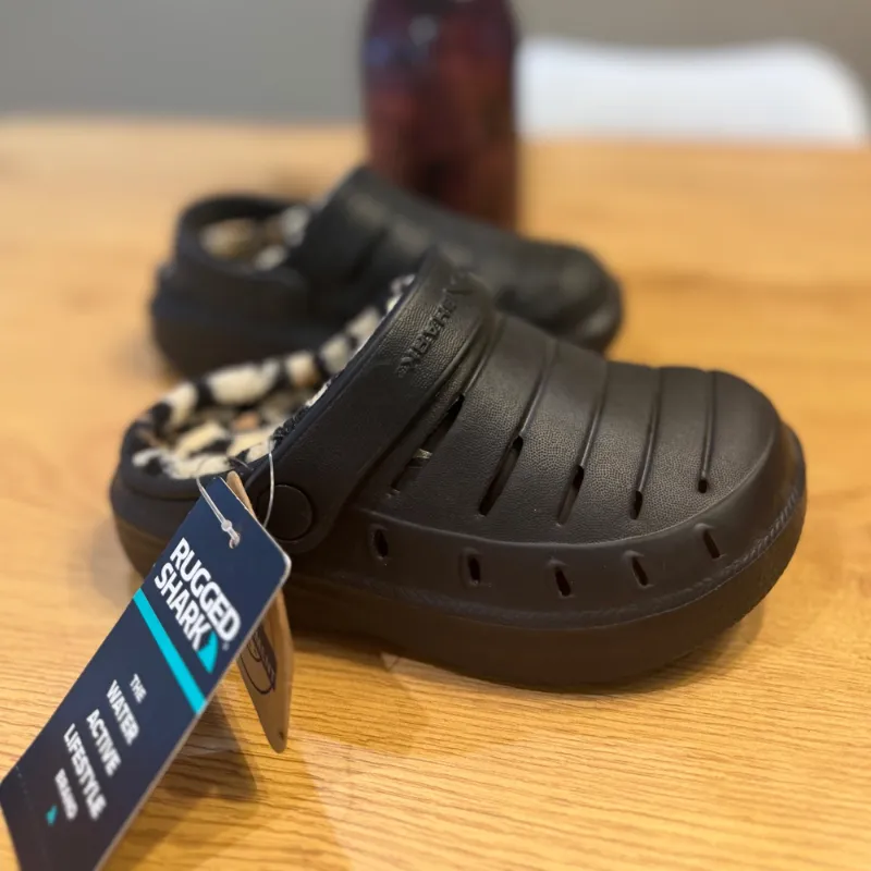 Sapitos Rugged Shark para niño negros de goma