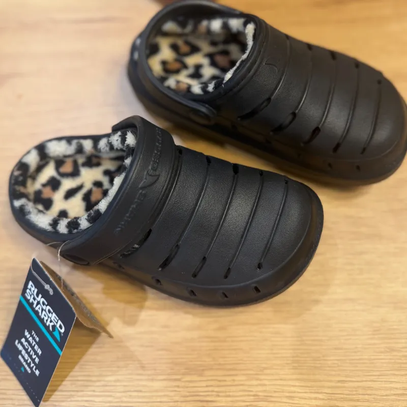 Sapitos Rugged Shark para niño negros de goma