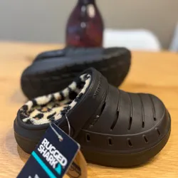 Sapitos Rugged Shark para niño negros de goma