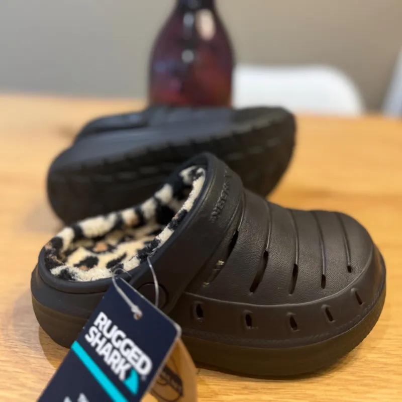 Sapitos Rugged Shark para niño negros de goma