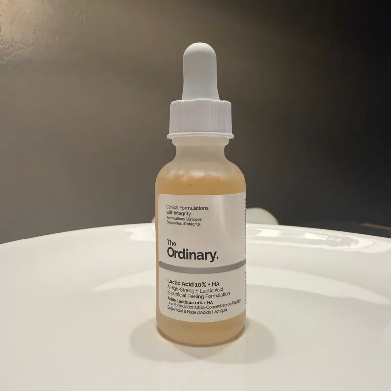 Sérum Exfoliante de Ácido Láctico 10% + HA – The Ordinary (30 ml)