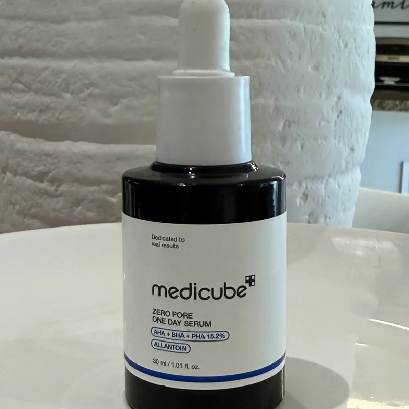 Sérum facial exfoliante / poros Medicube Zero Pore One Day Serum – 30 ml