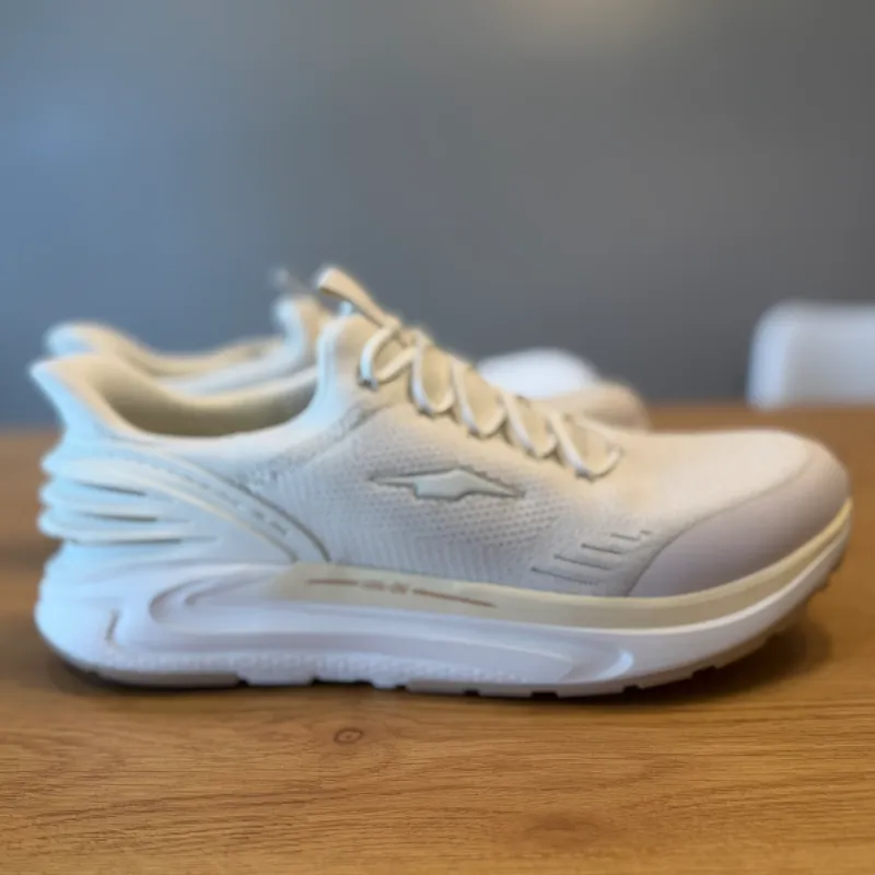 Tenis blancos deportivos modernos