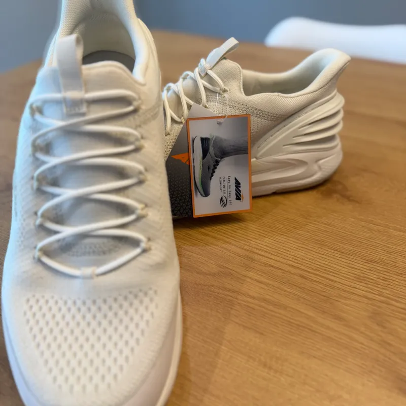 Tenis blancos deportivos modernos