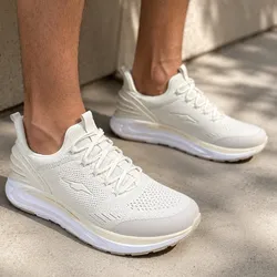 Tenis blancos deportivos modernos