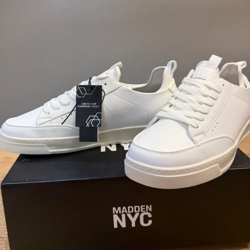 Tenis casuales blancos minimalistas.