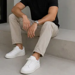 Tenis casuales blancos minimalistas.