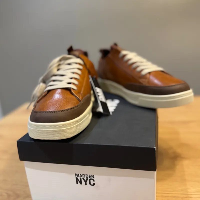 Tenis casuales en cuero color cognac.