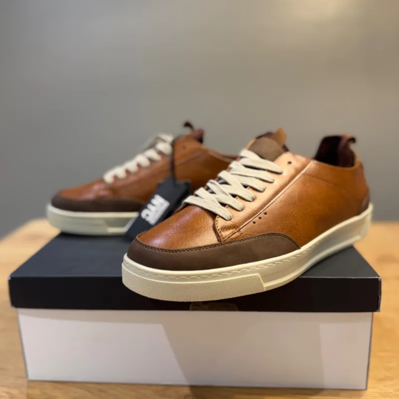 Tenis casuales en cuero color cognac.