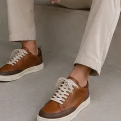 Tenis casuales en cuero color cognac.