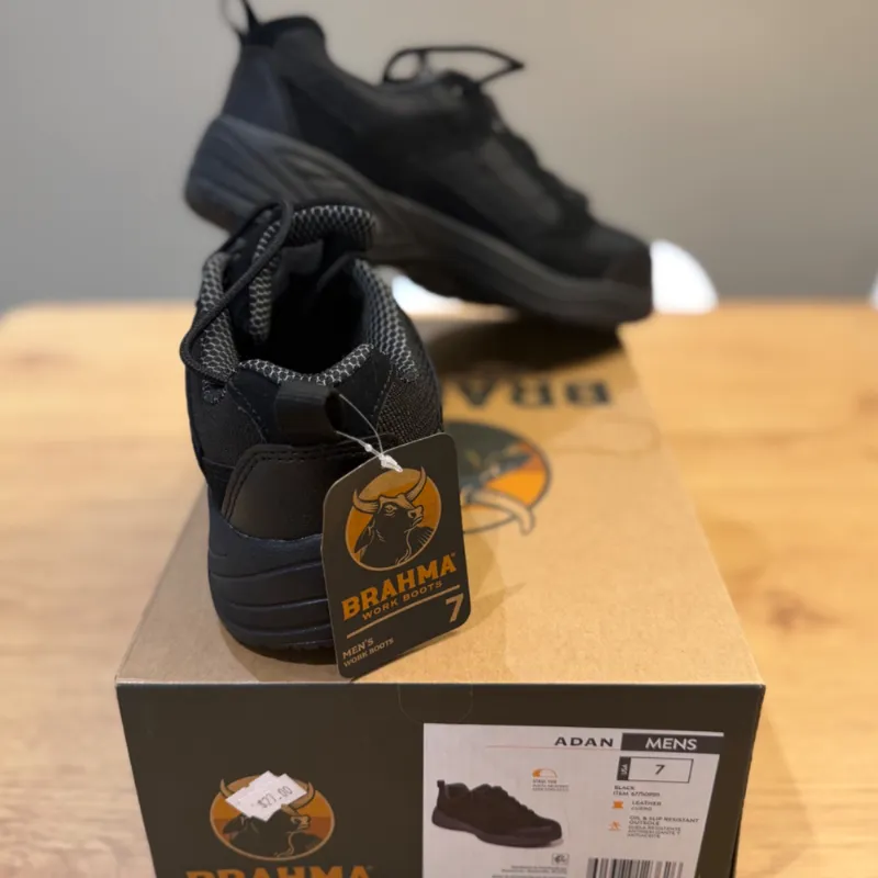 Tenis negros tipo deportivo.