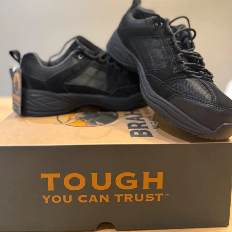 Tenis negros tipo deportivo.