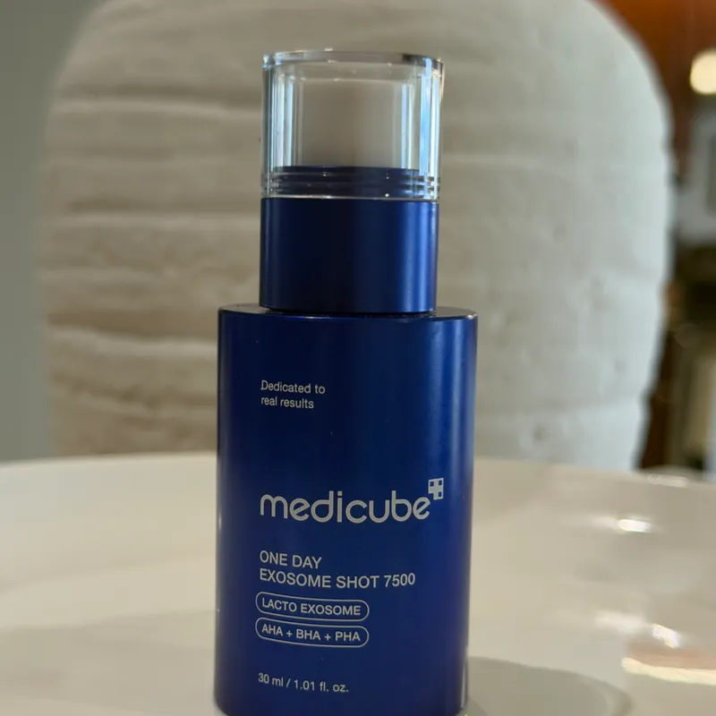 Tratamiento facial renovador / efecto microneedling sin agujas Medicube One Day Exosome Shot 7500 – 30 ml
