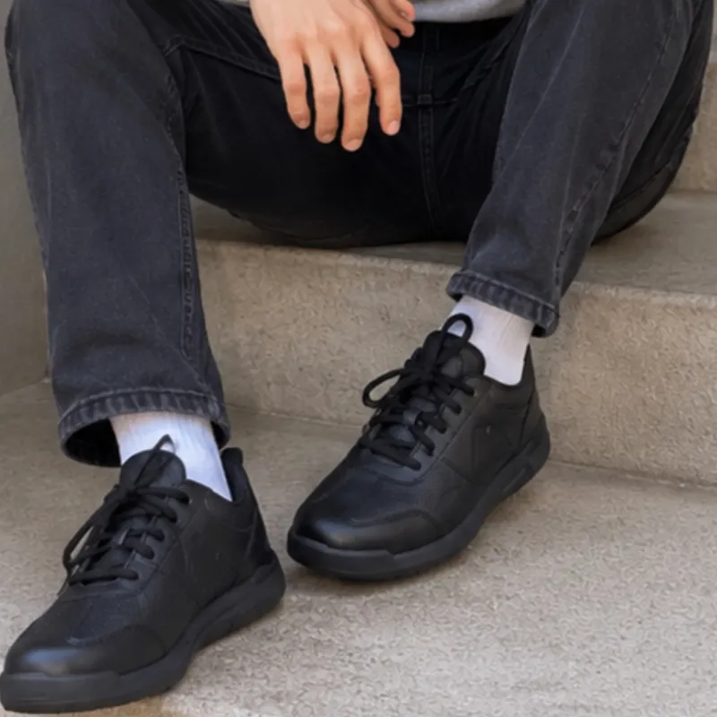 Zapatos casuales negros de cordones.
