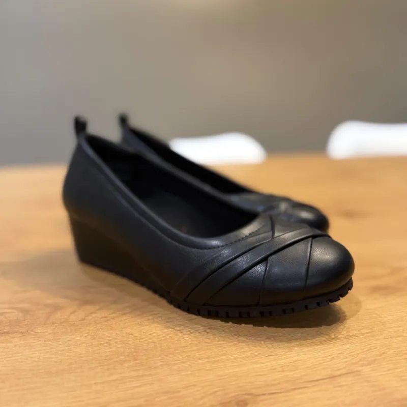 Zapatos de trabajo negros con tacón bajo.