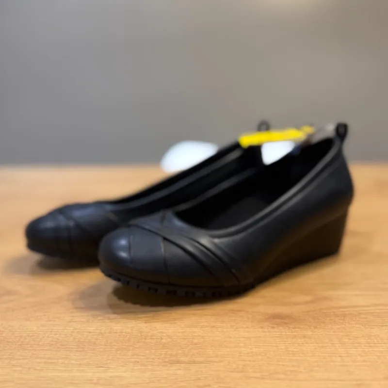 Zapatos de trabajo negros con tacón bajo.
