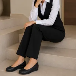 Zapatos de trabajo negros con tacón bajo.