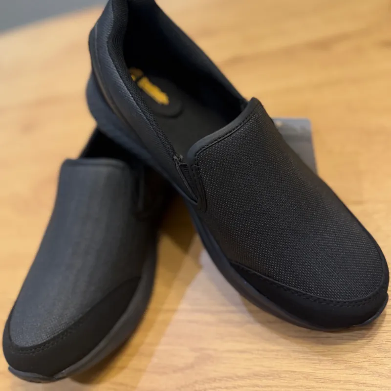 Zapatos tipo slip-on negros antideslizantes.