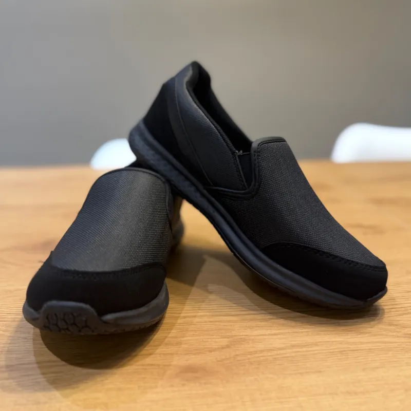 Zapatos tipo slip-on negros antideslizantes.