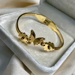 Mariposa y flores