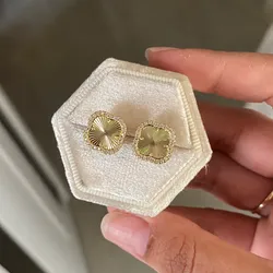 Van cleef con piedras en el borde