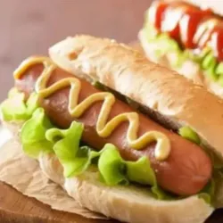 Hot dog especial ( incluye batido de helado) 