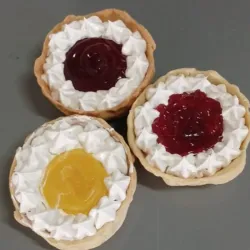 Tartaletas de mantequilla con relleno de sabores y decoración de merengue
