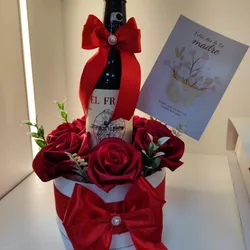 Caja cilíndrica con botella de vino y 6 rosas eternas