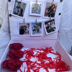 Caja con tendedera de fotos y 3 rosas eternas