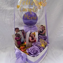 Caja corazón con 5 rosas eternas, fotos y bombones 