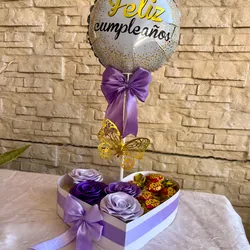 Caja corazón con bombones y rosas eternas