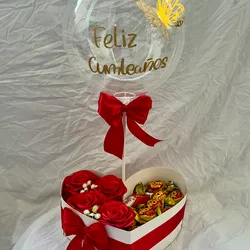 Caja corazón con rosas eternas y bombones 