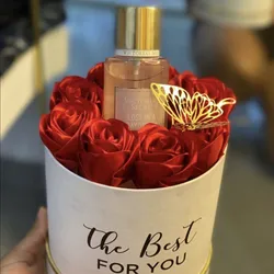 Cajita cilíndrica con colonia y 8 rosas 