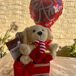 Cajita de madera con peluche , rosas eternas y confituras variadas